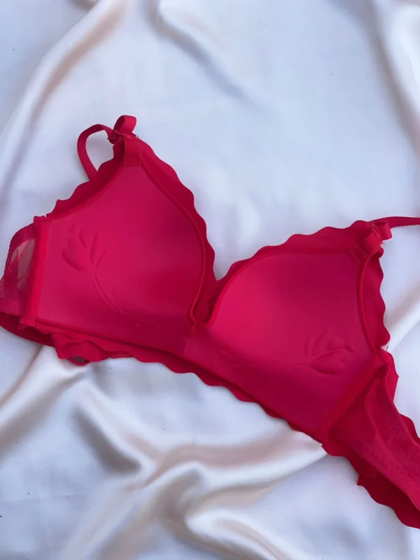 RED SMOOTH ELASTANE CURVED BRA – ELEGANCE DEFINED